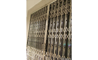 禪城區(qū)魁奇路段拉閘門工程案例 - 中出網(wǎng)-智能出入口與停車充電門戶