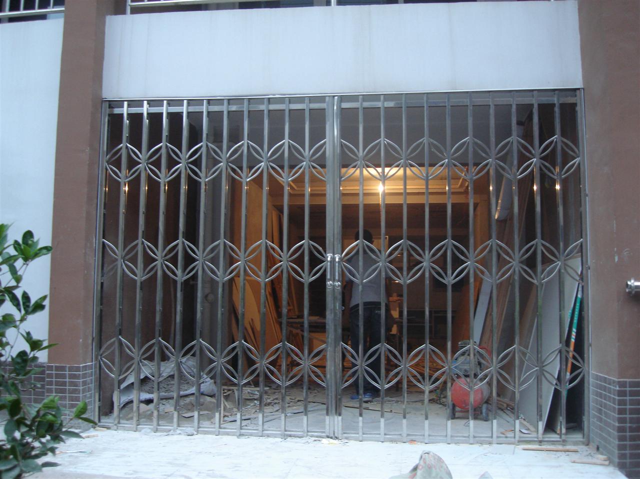 湖南某廣場一樓一角拉閘門工程案例 - 中出網(wǎng)-智能出入口與停車充電門戶