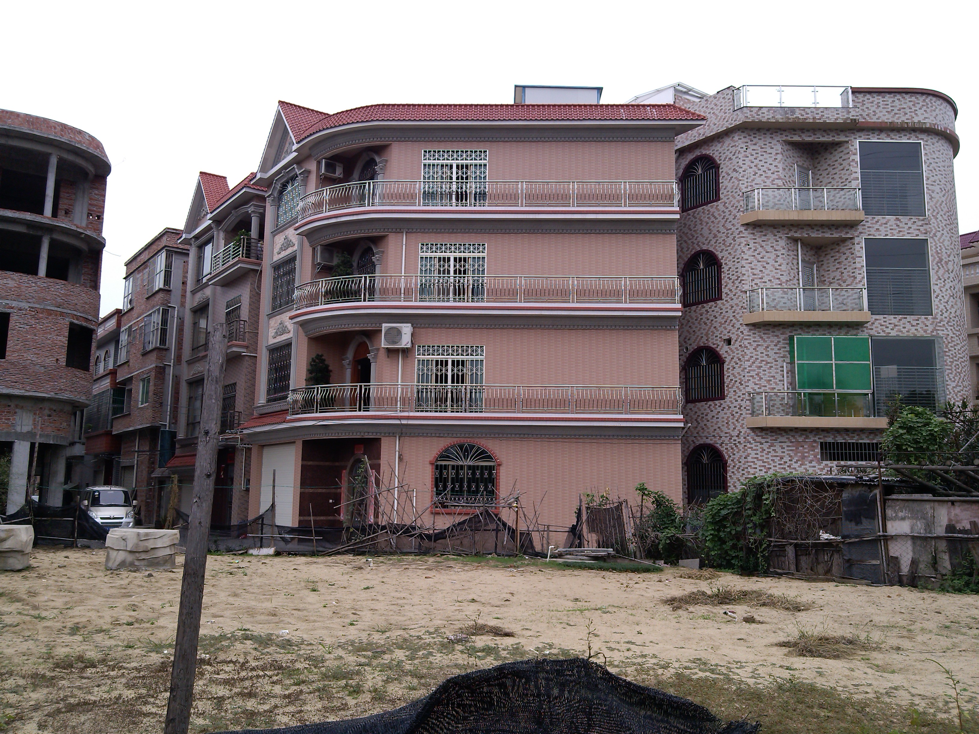 順德農(nóng)貿(mào)市場拉閘門工程案例 - 中出網(wǎng)-智能出入口與停車充電門戶