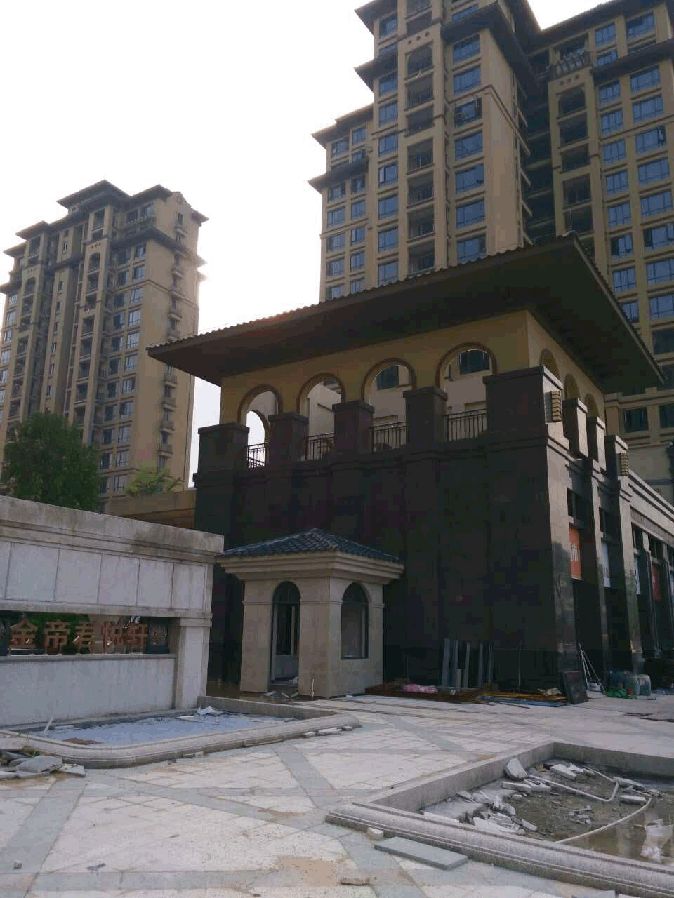 中山金帝君悅軒陽臺護(hù)欄案例 - 中出網(wǎng)-智能出入口與停車充電門戶