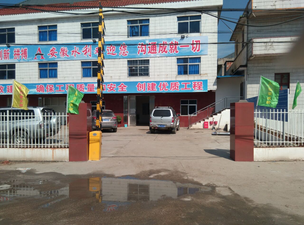 信豐全球通大廈柵欄道閘實(shí)例