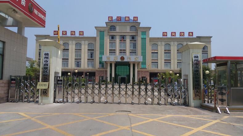 南康區(qū)公安消防大隊伸縮門案例 - 中出網(wǎng)-智能出入口與停車充電門戶