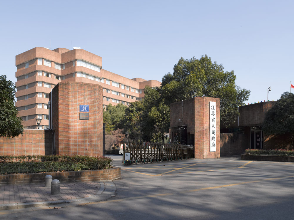 江蘇省人民政府電動伸縮門案例 - 中出網(wǎng)-智能出入口與停車充電門戶