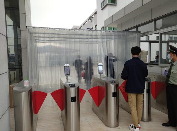 公司通道閘案例 - 中出網(wǎng)-智能出入口與停車充電門戶