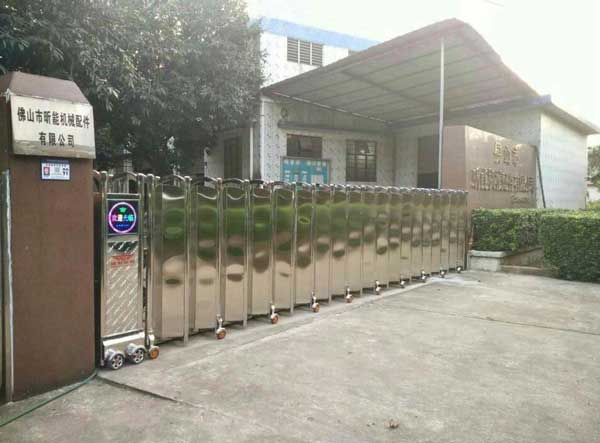 佛山出安智能為佛山市昕能機械配件有限公司大門口添加伸縮門