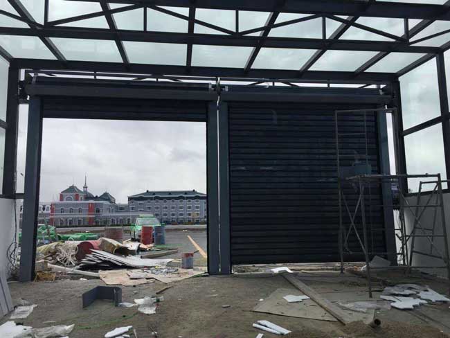 鋁合金工業(yè)車(chē)庫(kù)門(mén)