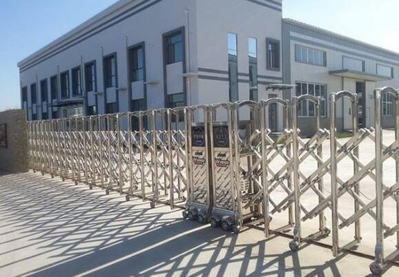 石家莊人民醫(yī)學高等?？茖W校大門口的電動伸縮門由石家莊出安智能提供