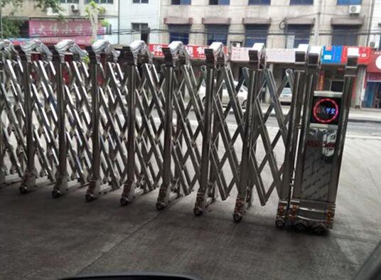 杭州現(xiàn)代技工學校選用杭州出安智能電動伸縮門