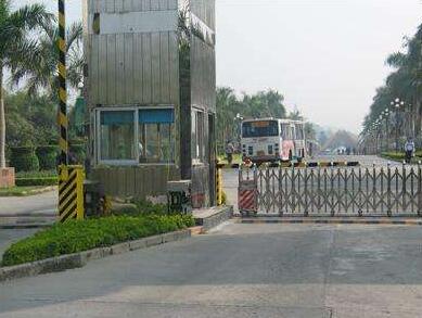 杭州出安智能電動(dòng)伸縮門進(jìn)駐杭州炬華科技股份有限公司大門口