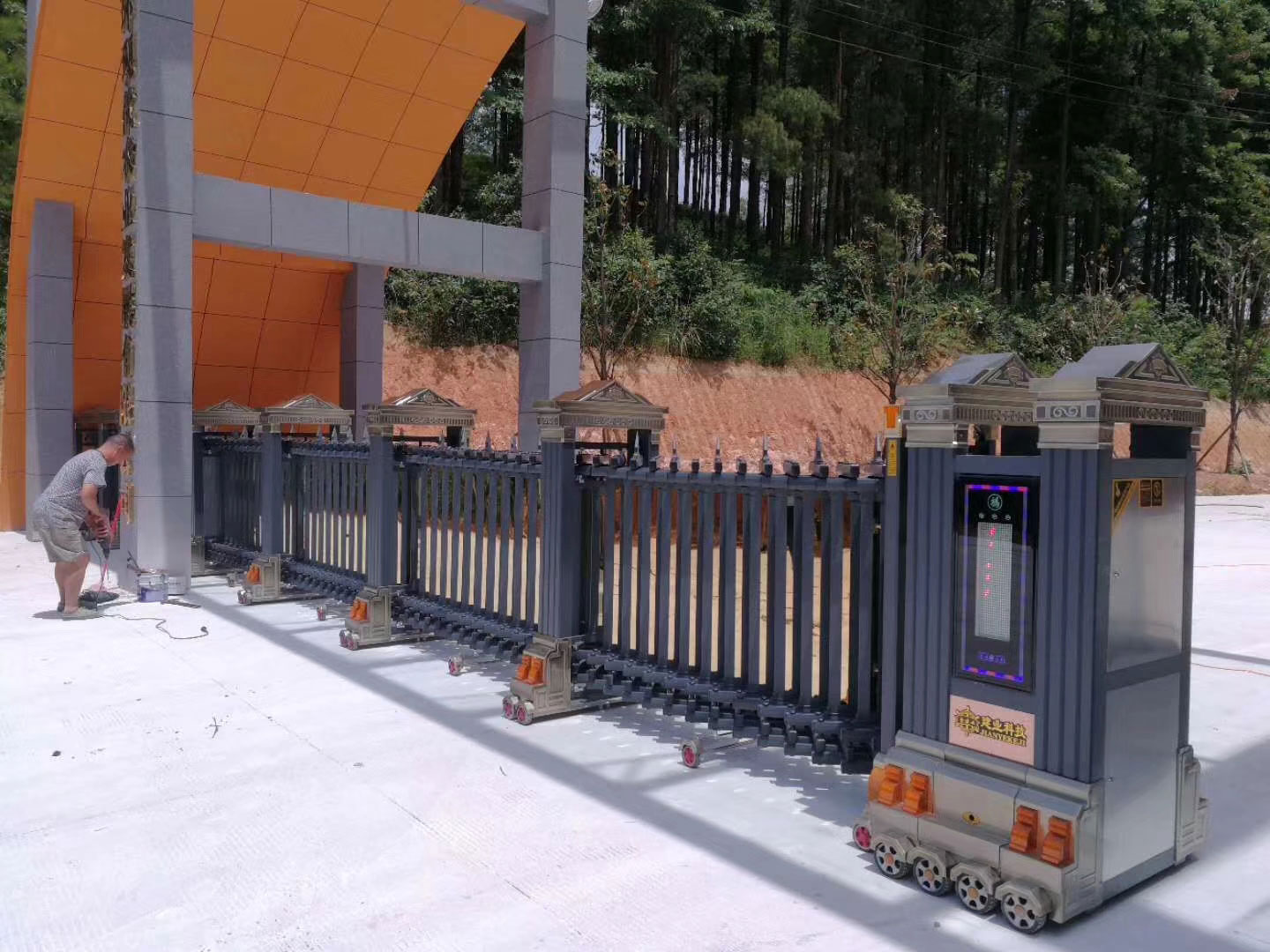 金碧輝煌工程案例 - 中出網(wǎng)-智能出入口與停車(chē)充電門(mén)戶