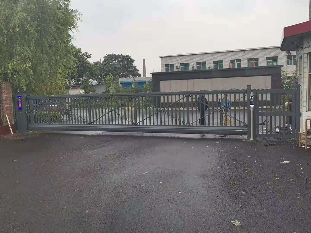 懸浮門系列工程案例 - 中出網-智能出入口與停車充電門戶