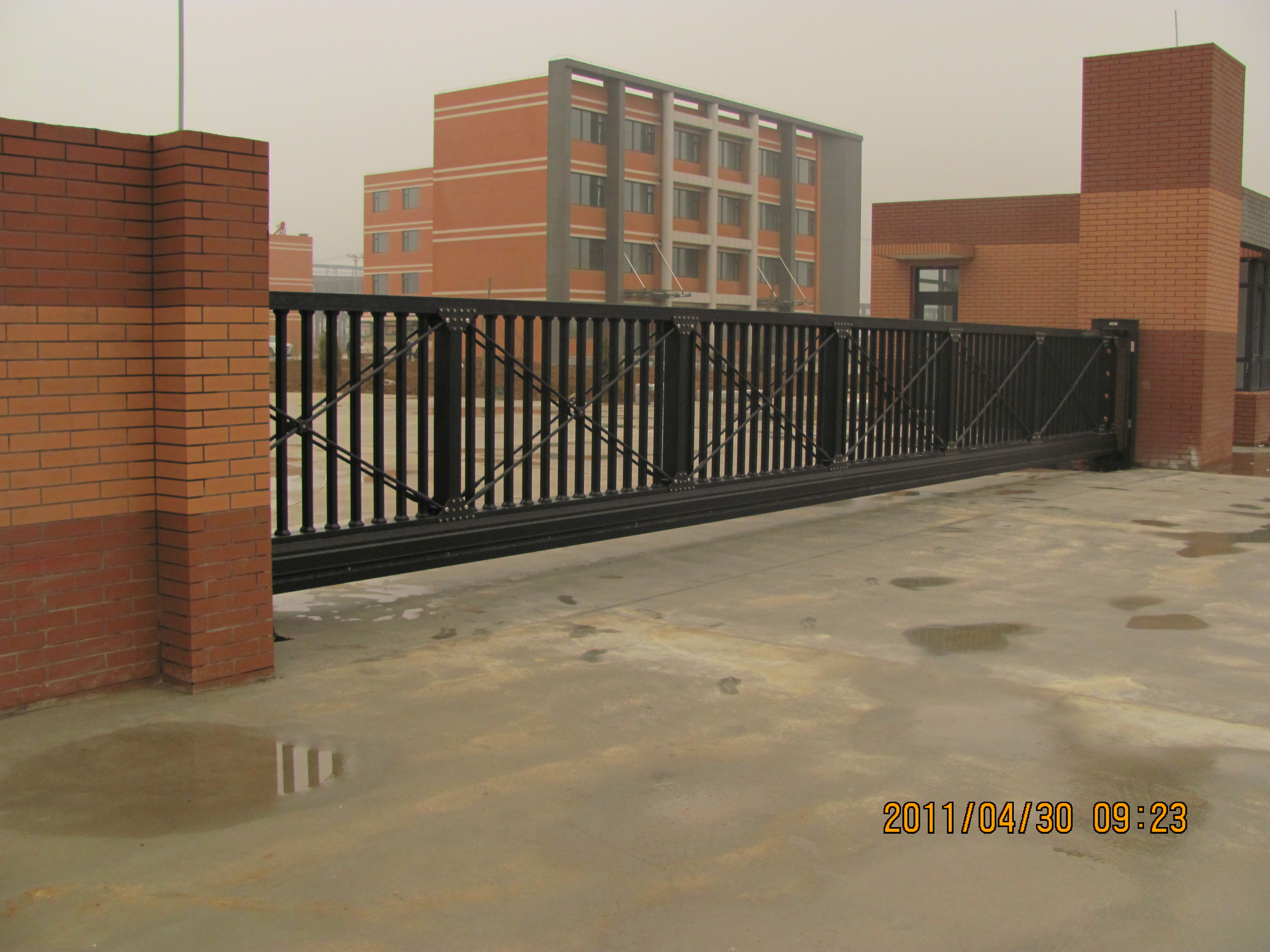 沈陽永佳門業(yè)懸浮門工程案例-興城 - 中出網(wǎng)-智能出入口與停車充電門戶