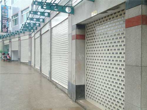 瀏陽步行街商鋪卷簾門案例 - 中出網(wǎng)-智能出入口與停車充電門戶