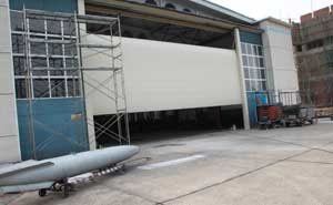 沈陽軍區(qū)工業(yè)卷簾門案例 - 中出網(wǎng)-智能出入口與停車充電門戶