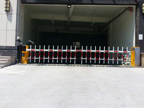 安陽市樂宜購物中心欄柵道閘案例 - 中出網(wǎng)-智能出入口與停車充電門戶