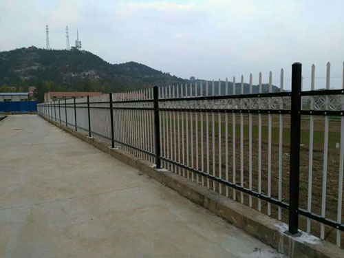 安陽(yáng)化學(xué)工業(yè)集團(tuán)有限責(zé)任公司護(hù)欄案例 - 中出網(wǎng)-智能出入口與停車(chē)充電門(mén)戶(hù)