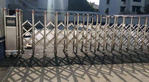 保定出安智能伸縮門成保定市東利機(jī)械制造股份有限公司大門口一顆璀璨明珠