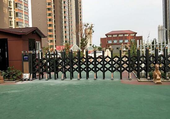 熱烈祝賀保定出安智能電動伸縮門安裝在榮盛國際中心大門口