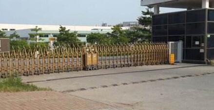 保定出安智能伸縮門安裝在保定雙鷹農機有限責任公司