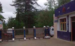 畢節(jié)市第一中學(xué)伸縮門(mén)案例