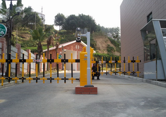 本溪天著國(guó)際溫泉休閑度假地欄柵道閘案例 - 中出網(wǎng)-智能出入口與停車充電門戶