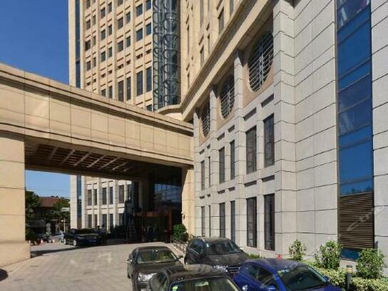 上海出安智能升降柱成上海遠(yuǎn)洋賓館大門口一顆璀璨明珠