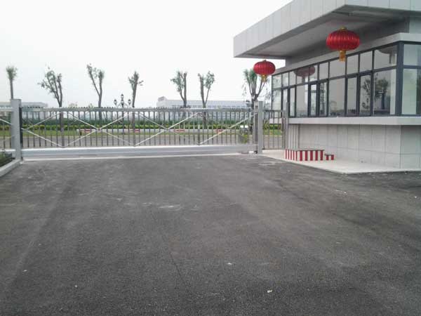 天津出安智能懸浮門亮相在天津大學(xué)大門口