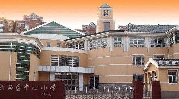 天津出安智能伸縮門為天津市河西區(qū)中心小學添加色彩 