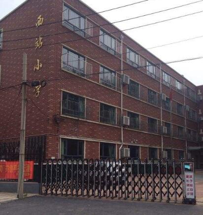 天津市紅橋區(qū)西站小學(xué)迎來天津出安智能伸縮門！   