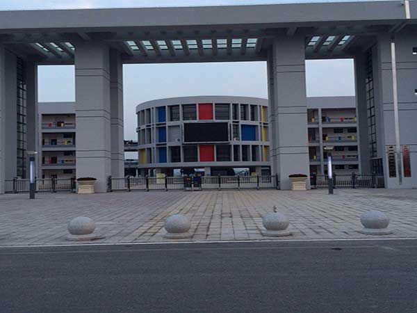 重慶出安智能伸縮門亮相在重慶銅梁區(qū)立新小學(xué)校大門口