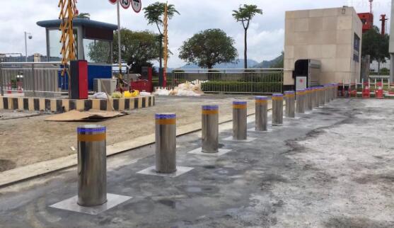 青島學(xué)校防沖撞升降柱確保師生出入安全，秩序井然