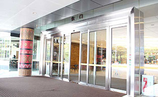 廣州奧園廣場自動門工程案例 - 中出網(wǎng)-智能出入口與停車充電門戶