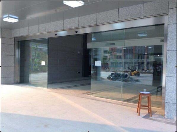 廣州醫(yī)科大學自動門工程案例 - 中出網-智能出入口與停車充電門戶