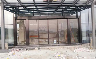 清遠(yuǎn)實創(chuàng)涂料自動門工程案例 - 中出網(wǎng)-智能出入口與停車充電門戶