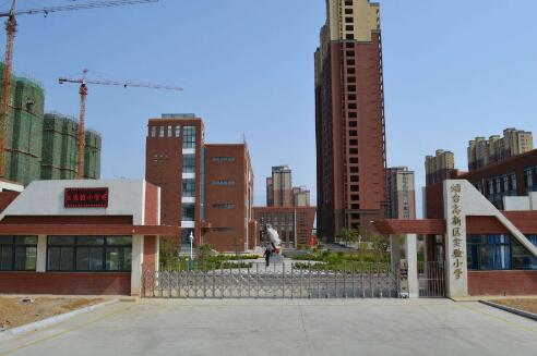 煙臺(tái)出安智能伸縮門彰顯煙臺(tái)市高新區(qū)實(shí)驗(yàn)小學(xué)大門口形象