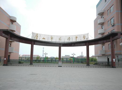 唐山市海港中學(xué)選用唐山出安智能伸縮門彰顯個性