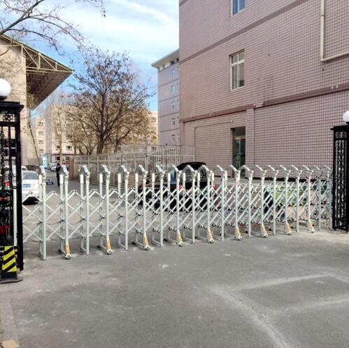 唐山出安智能伸縮門成唐山市財經(jīng)學(xué)校大門口一道美景