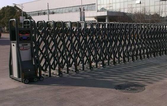 唐山出安智能伸縮門在唐山鴻達(dá)學(xué)校湖閃亮登場