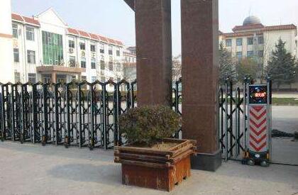 成遠(yuǎn)化妝學(xué)校選用唐山出安智能伸縮門