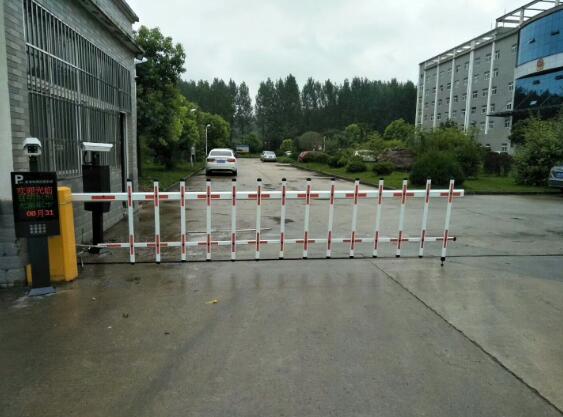 溫州出安智能道閘亮相在溫州時(shí)躍門業(yè)有限公司大門口