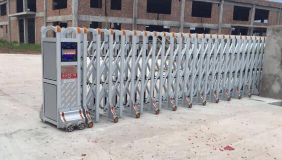 溫州出安智能電動(dòng)伸縮門成功落地華僑城歡樂(lè)天地大門口