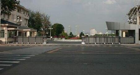 溫州出安智能伸縮門進(jìn)駐溫州天驕筆業(yè)有限責(zé)任公司大門口