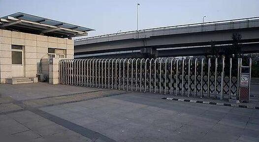 溫州出安智能電動伸縮門成為甌江口九瓏湖的門柱