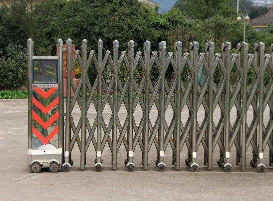 溫州職業(yè)技能培訓(xùn)學(xué)校項(xiàng)目與溫州出安智能再度合作引進(jìn)伸縮門