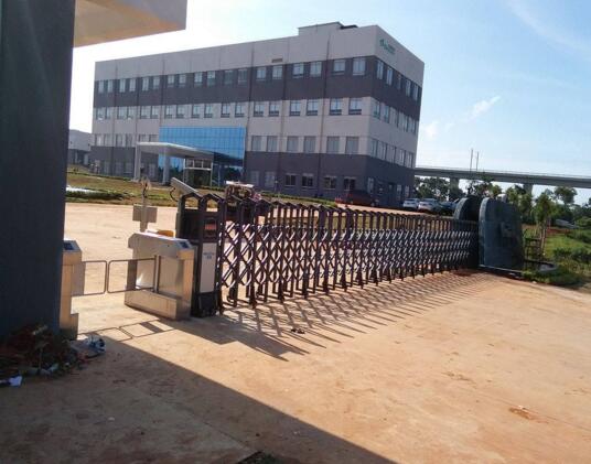 紹興出安智能電動(dòng)伸縮門安裝在紹興市第一中學(xué)大門口展示