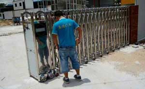 揚(yáng)州宏鉅展柜制作工廠伸縮門(mén)案例