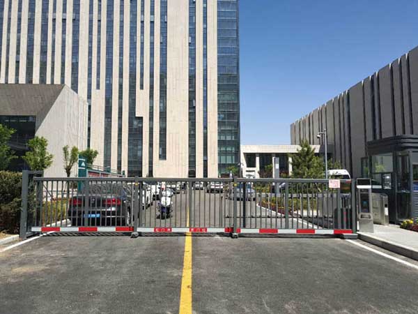 鄂爾多斯國(guó)家電網(wǎng)平移伸縮門(mén)案例 - 中出網(wǎng)-智能出入口與停車充電門(mén)戶