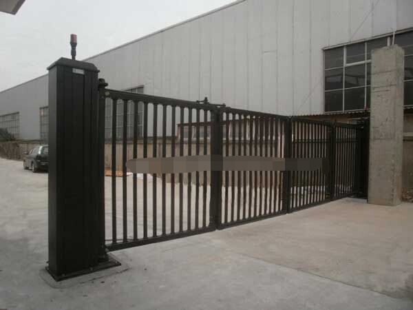 泰州出安智能懸浮門(mén)在泰州靖江三鵬汽車(chē)模具制造有限公司門(mén)口亮相