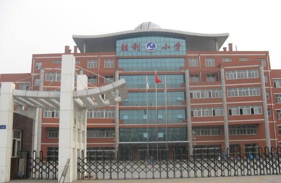 慶賀東營市勝利第一小學(xué)啟用東營出安智能伸縮門 