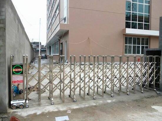 金華出安智能電動伸縮門安裝在金華市建設(shè)技工學(xué)校大門口